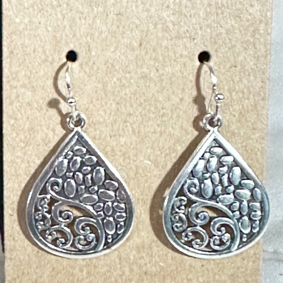 2/$20 Silver tone water droplet 1/2 filigree & 1/2 pebbled hook earrings NWOT - Picture 6 of 11